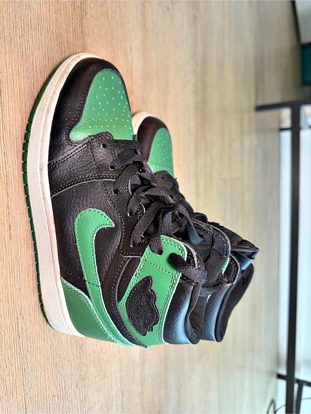 Nike Air Jordan 1 High-Top Sneakers in Green & Black - Picture 9 of 9